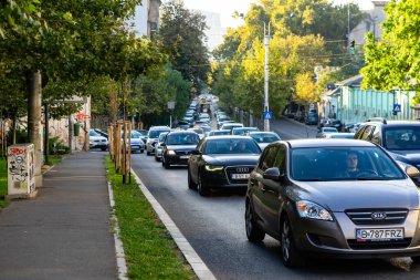 Trafiğin en yoğun olduğu saatte. Romanya 'nın Bükreş kentinde araba kirliliği ve trafik sıkışıklığı, 2022