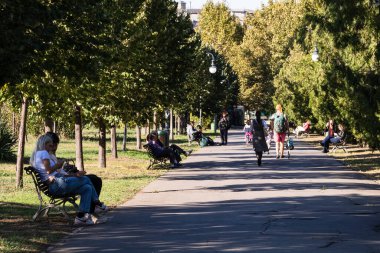 İnsanlar ve turistler parkta dolaşıyorlar. Bükreş, Romanya, 2022