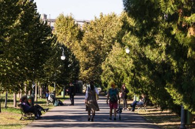 İnsanlar ve turistler parkta dolaşıyorlar. Bükreş, Romanya, 2022