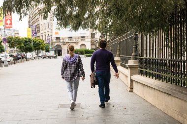 Romanya 'nın Bükreş Eski Kenti 2022' de yürüyen halk ve turistler