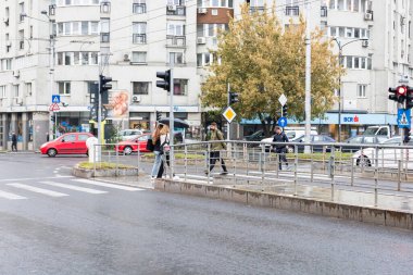 Romanya 'nın Bükreş Eski Kenti 2022' de yürüyen halk ve turistler