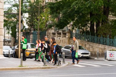 Romanya 'nın Bükreş Eski Kenti 2022' de yürüyen halk ve turistler
