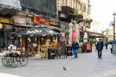 Romanya 'nın Bükreş Eski Kenti 2022' de yürüyen halk ve turistler