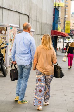 Romanya 'nın Bükreş Eski Kenti 2022' de yürüyen halk ve turistler