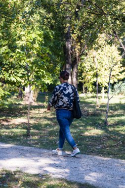 İnsanlar ve turistler parkta dolaşıyorlar. Bükreş, Romanya, 2022