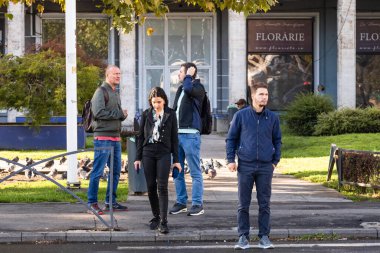 Romanya 'nın Bükreş Eski Kenti 2022' de yürüyen halk ve turistler