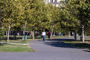 İnsanlar ve turistler parkta dolaşıyorlar. Bükreş, Romanya, 2022