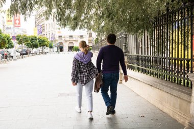 Romanya 'nın Bükreş Eski Kenti 2022' de yürüyen halk ve turistler