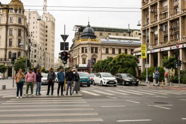 Romanya 'nın Bükreş Eski Kenti 2022' de yürüyen halk ve turistler