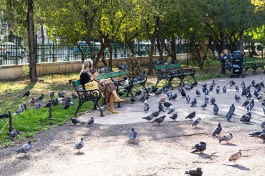 İnsanlar ve turistler parkta dolaşıyorlar. Bükreş, Romanya, 2022