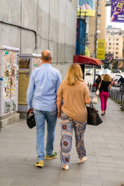Romanya 'nın Bükreş Eski Kenti 2022' de yürüyen halk ve turistler