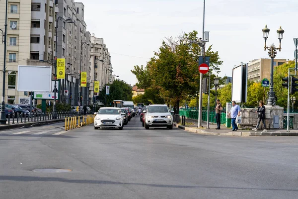 Trafiğin en yoğun olduğu saatte. Romanya 'nın Bükreş kentinde araba kirliliği ve trafik sıkışıklığı, 2022