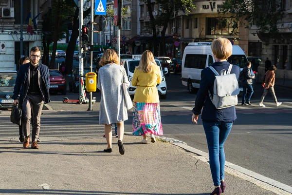 Personas Turistas Caminando Bucarest Old Town Rumania 2022 — Foto de Stock