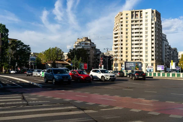 高峰时间的车流 2022年罗马尼亚布加勒斯特的汽车污染和交通堵塞 — 图库照片