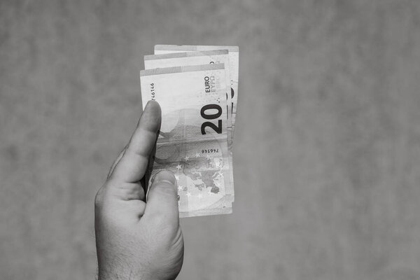 Банкноты евро. Инфляция, расходы и доходы. Финансы и сбережения в евро