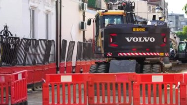 Yeni inşaat alanında büyük bir kazıcı buldozer