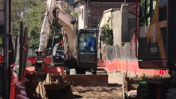 Große Baggerschaufel Auf Neuer Baustelle — Stockvideo