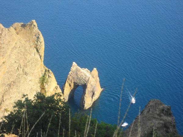 Vista de "la roca de la puerta de oro" a la montaña — Foto de Stock