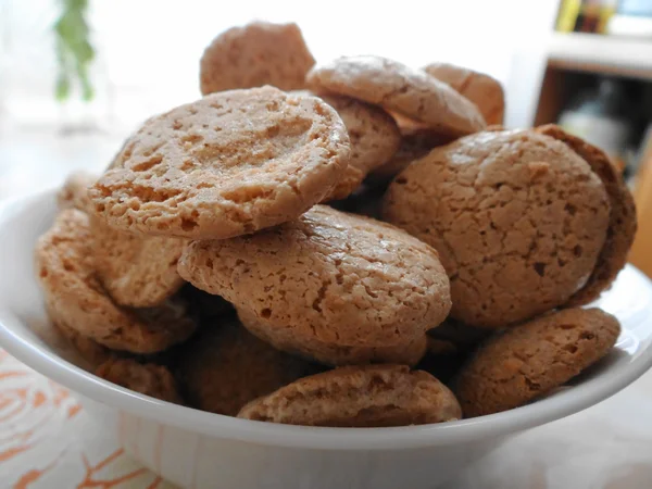 Un plato lleno de galletas de avena —  Fotos de Stock