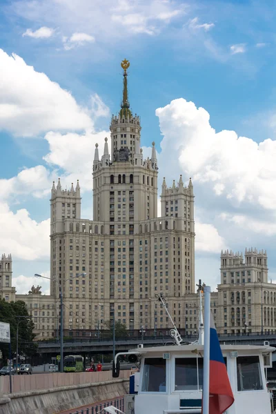 Vysoký dům (High-riser), Ustinský most, Ustinský přístav. Moskva. — Stock fotografie