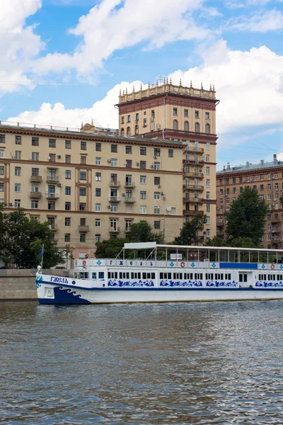 Москва. теплохід "Гжель" плаває по річці Москва. — стокове фото