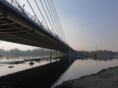Delhi - Hindistan - Temmuz-2022 - İmza Köprüsü, Wazirabad bölgesindeki Yamuna Nehri boyunca uzanan ve Wazirabad 'ı Doğu Delhi' ye bağlayan kantilever kablolu bir köprüdür..