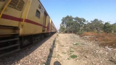 Delhi - Hindistan - Haziran-2022 Hindistan Ekspres treni Hindistan kırsalından geçiyor. 