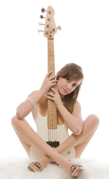 Jong volwassen meisje met witte gitaar — Stockfoto