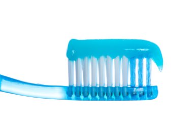 beyaz zemin üzerine diş macunu ile bir diş fırçası