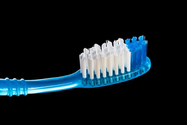 siyah arka plan üzerine bir diş fırçası