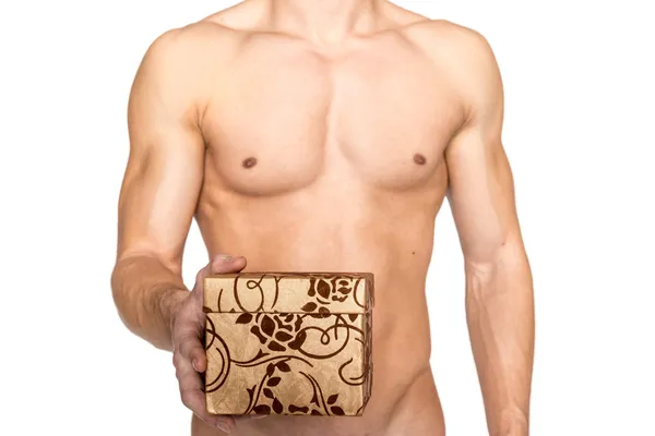 Genç kaslı adam bir hediye vermek