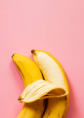 LGBT aşk konsepti, yakın plan, iki muz yan yana uzanıyor, erkek aşkının sembolü..