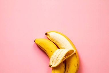 LGBT aşk konsepti, yakın plan, iki muz yan yana uzanıyor, erkek aşkının sembolü..