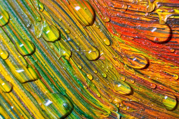 Färgglada flerfärgad färg täckt med vattendroppar, tema tapet bakgrund. Selektivt fokus. Flerfärgad abstraktion. Fantastisk hypnotisk yta. Abstrakt mönster närbild, konsistens flytande färg — Stockfoto