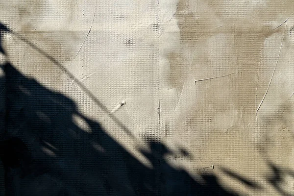 Árnyékot hagy kemény fénnyel egy régi repedt, vakolt falon.. — Stock Fotó