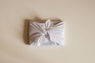 Furoshiki, geleneksel olarak Asya 'da kullanılan bir Japon hediye paketi kumaşıdır. Çevresel hediyeler Işık arkaplanındaki hediyeler.