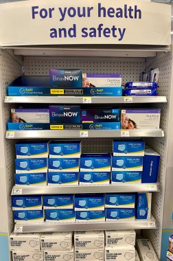 Walgreens eczanesinde COVID-19 hızlı antijen test kitleri ve tek kullanımlık yüz maskeleriyle perakende satış..