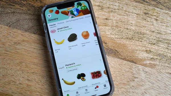 Market alışverişi akıllı telefondaki Instacart uygulaması sayesinde kolaylaştı