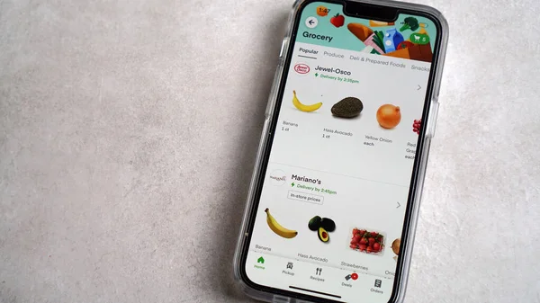 Market alışverişi akıllı telefondaki Instacart uygulaması sayesinde kolaylaştı