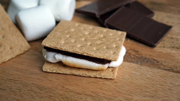 Graham krakeri, çikolata ve marşmelovla bisküvi yapıyorum.