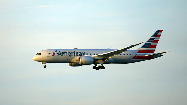 American Airlines Boeing 787 Dreamliner готовится к посадке в международном аэропорту Чикаго О "Хара