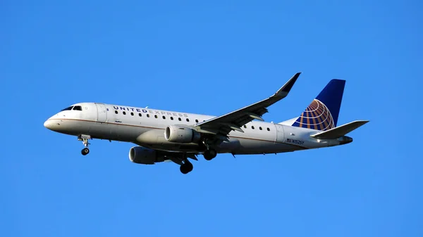 United Airlines Express Embraer E175 Förbereder Landning Chicagos Internationella Flygplats — Stockfoto