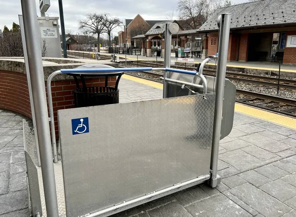 Glenview Tren Istasyonunda Metra Amtrak Yolcularına Servis Edilen Tekerlekli Sandalye — Stok fotoğraf