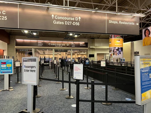 Passagiers Tsa Beveiligingsscreening Lijn Belangrijkste Terminal General Mitchell International Airport — Stockfoto