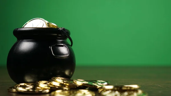 Aziz Patrick Günü şablonu için yeşil arkaplan önünde altın çömlek.   