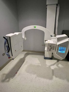 Bir tıp bürosu binasının içinde röntgen cihazı.