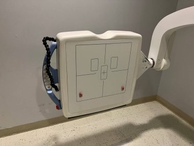 Bir tıp bürosu binasının içinde röntgen cihazı.