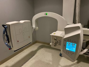 Bir tıp bürosu binasının içinde röntgen cihazı.