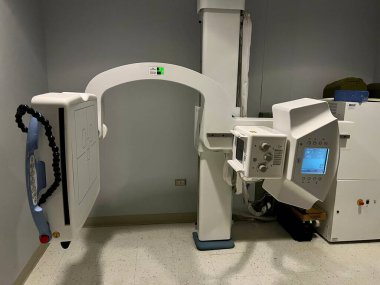 Bir tıp bürosu binasının içinde röntgen cihazı.