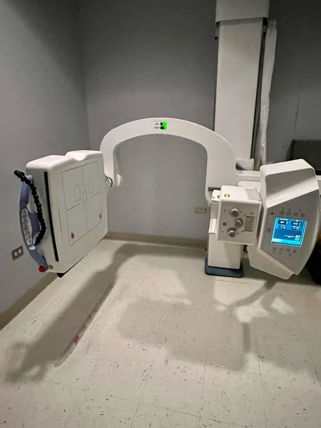 医疗办公大楼内的X光机 — 图库照片